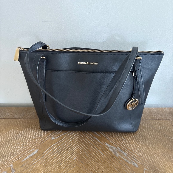 Michael Kors Black Leather  Voyager East West Tote Bag - Picture 1 of 8